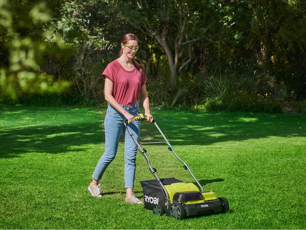 Aérateur électrique Sur Batterie RYOBI RY18SFX35A-240 - 18V - (2Ah X2) - Largeur De Coupe 35 Cm - 16 Lames 3 Aérateur électrique Sur Batterie RYOBI RY18SFX35A-240 - 18V - (2Ah X2) - Largeur De Coupe 35 Cm - 16 Lames