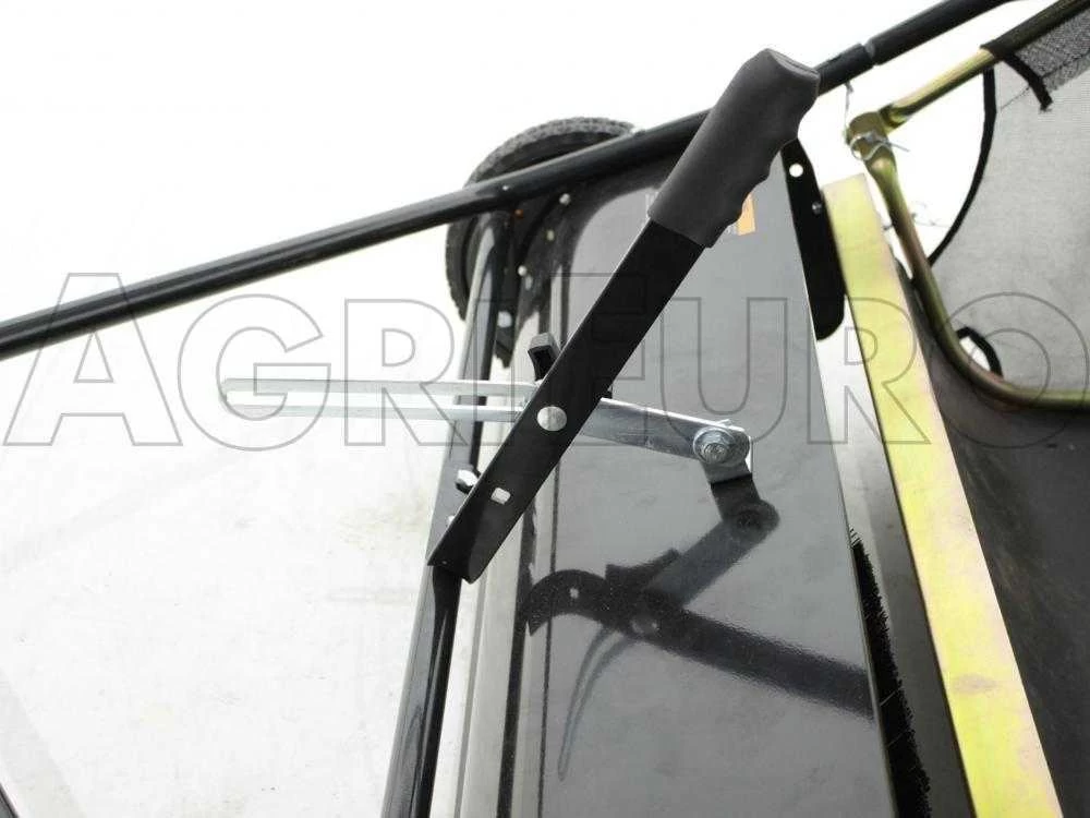 Balayeuse Remorquée Pour Tracteurs Tondeuses Autoportées (à Traction) - Balai Ramasseur 9 Balayeuse Remorquée Pour Tracteurs Tondeuses Autoportées (à Traction) - Balai Ramasseur – Image 7