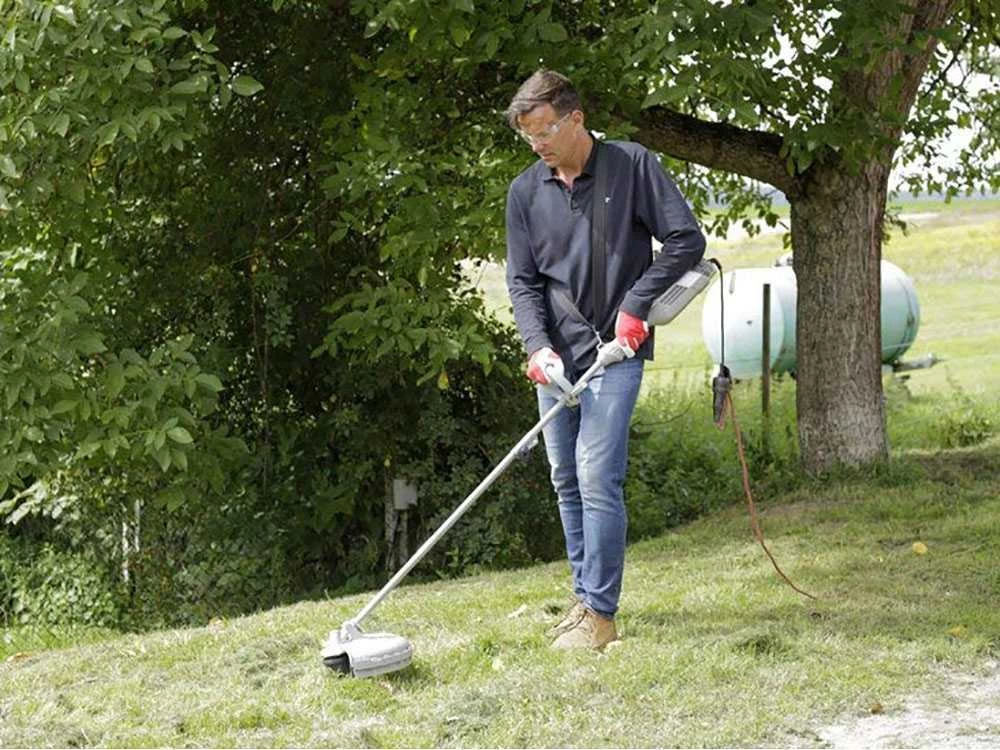 Débroussailleuse Coupe-bordures électrique IKRA IES 1000 C - Moteur De 1000 Watts 13 Débroussailleuse Coupe-bordures électrique IKRA IES 1000 C - Moteur De 1000 Watts – Image 11