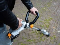 Nettoyeur De Joints à Batterie BATAVIA - Deux Brosses Offertes - SANS BATTERIE NI CHARGEUR -Motofaucheuse Soldes nettoyeur de joints batterie batavia deux brosses offertes sans batterie ni chargeur barre de transmission et commandes 32783 4 1643878129 IMG 61fb96f1710c0