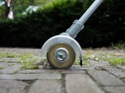 Nettoyeur De Joints à Batterie BATAVIA - Deux Brosses Offertes - SANS BATTERIE NI CHARGEUR -Motofaucheuse Soldes nettoyeur de joints batterie batavia deux brosses offertes sans batterie ni chargeur nettoyeur de joints batterie batavia avec batterie 18v 2ah 32783 5 1643878129 IMG 61fb96f17ce54