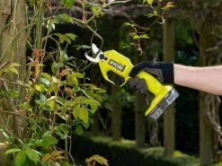 Sécateur De Taille à Batterie RYOBI RY18SCA-0 18V - Avec De 18V/4 Ah -Motofaucheuse Soldes scateur de taille batterie ryobi ry18sca 0 18v avec de 18v 4 ah scateur de taille batterie ryobi ry18sca 0 18v 32713 6 1643212112 IMG 61f16d5042102