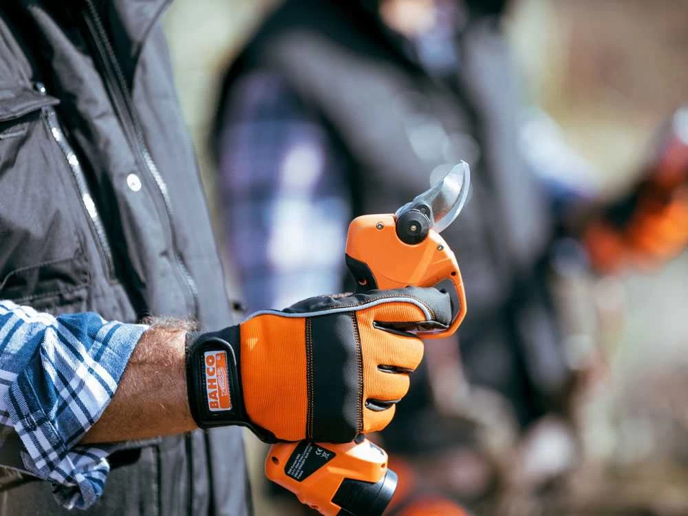 Sécateur électrique De Taille Bahco BCL20IB - 2 Batteries 14,4V/2.5 Ah - Diamètre De Coupe 32mm 6 Sécateur électrique De Taille Bahco BCL20IB - 2 Batteries 14,4V/2.5 Ah - Diamètre De Coupe 32mm – Image 4