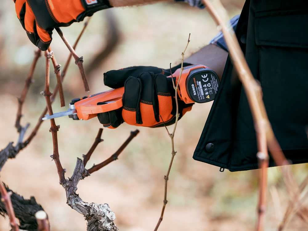 Sécateur électrique De Taille Bahco BCL20IB - 2 Batteries 14,4V/2.5 Ah - Diamètre De Coupe 32mm 9 Sécateur électrique De Taille Bahco BCL20IB - 2 Batteries 14,4V/2.5 Ah - Diamètre De Coupe 32mm – Image 7