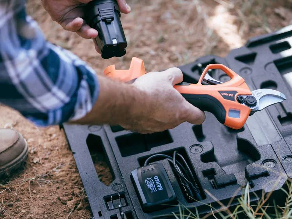 Sécateur électrique De Taille Bahco BCL20IB - 2 Batteries 14,4V/2.5 Ah - Diamètre De Coupe 32mm 11 Sécateur électrique De Taille Bahco BCL20IB - 2 Batteries 14,4V/2.5 Ah - Diamètre De Coupe 32mm – Image 9