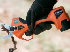 Sécateur électrique De Taille Bahco BCL20IB - 2 Batteries 14,4V/2.5 Ah - Diamètre De Coupe 32mm 32 Sécateur électrique De Taille Bahco BCL20IB - 2 Batteries 14,4V/2.5 Ah - Diamètre De Coupe 32mm -Motofaucheuse Soldes scateur lectrique de taille bahco bcl20ib 2 batteries 14 4v 2 5 ah diamtre de coupe 32mm scateur lectrique de taille batterie bahco bcl20ib 28072 1 1617715152 IMG 606c5fd08801b