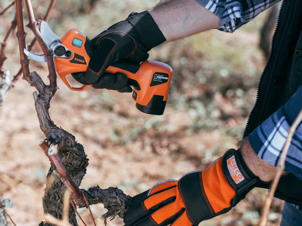 Sécateur électrique De Taille Bahco BCL20IB - 2 Batteries 14,4V/2.5 Ah - Diamètre De Coupe 32mm 16 Sécateur électrique De Taille Bahco BCL20IB - 2 Batteries 14,4V/2.5 Ah - Diamètre De Coupe 32mm – Image 14