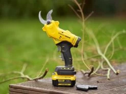 Sécateur électrique De Taille Stanley SFMCPP32M1-QW - Batterie De 20V/4Ah 37 Sécateur électrique De Taille Stanley SFMCPP32M1-QW - Batterie De 20V/4Ah -Motofaucheuse Soldes scateur lectrique de taille stanley sfmcpp32m1 qw batterie de 20v 4ah scateur lectrique stanley sfmcpp32m1 qw 40610 1 1678809920 IMG 64109b40eeb5b