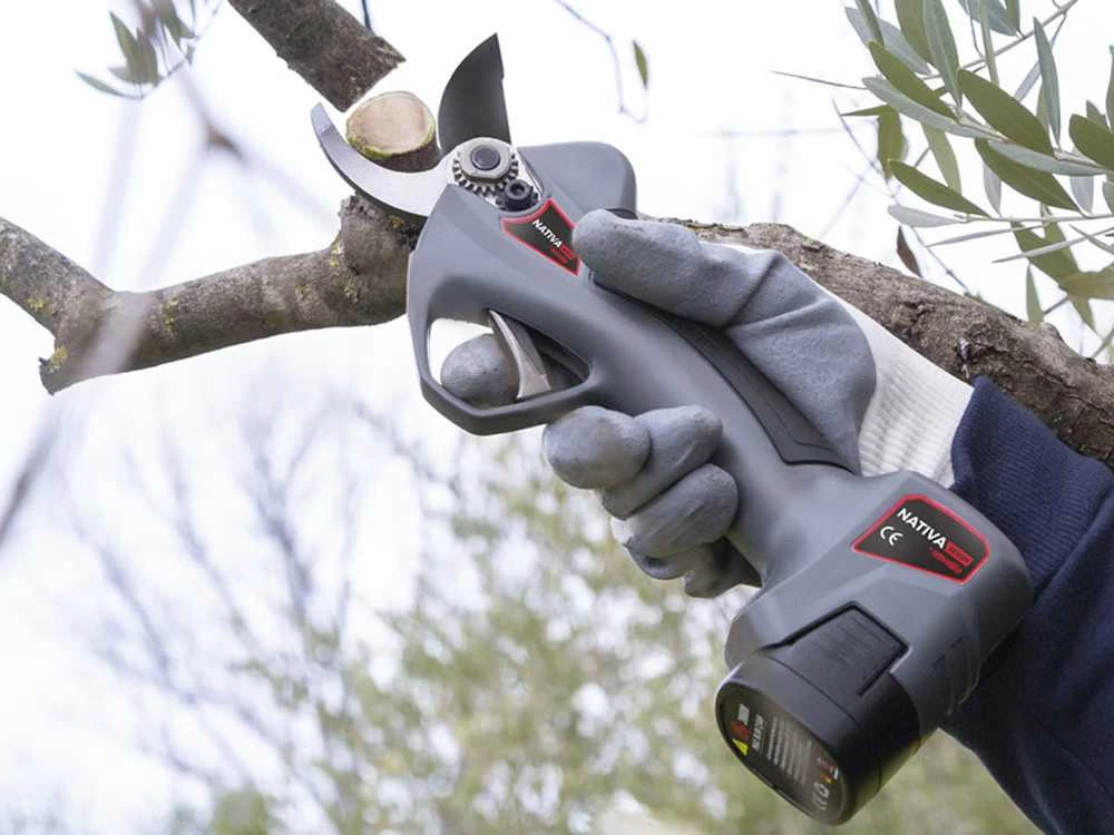 Sécateur à Batterie De Taille Ausonia Nativa Medium - 2 Batteries 16.8V - 2.5Ah Offertes 5 Sécateur à Batterie De Taille Ausonia Nativa Medium - 2 Batteries 16.8V - 2.5Ah Offertes – Image 3