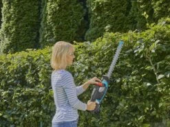 Taille-haie à Batterie Gardena EasyCut 40/18V P4A Seul - SANS BATTERIE NI CHARGEUR DE BATTERIE 38 Taille-haie à Batterie Gardena EasyCut 40/18V P4A Seul - SANS BATTERIE NI CHARGEUR DE BATTERIE -Motofaucheuse Soldes taille haie batterie gardena easycut 40 18v p4a seul sans batterie ni chargeur de batterie la lame 41484 3 1683011681 IMG 6450b861b9762