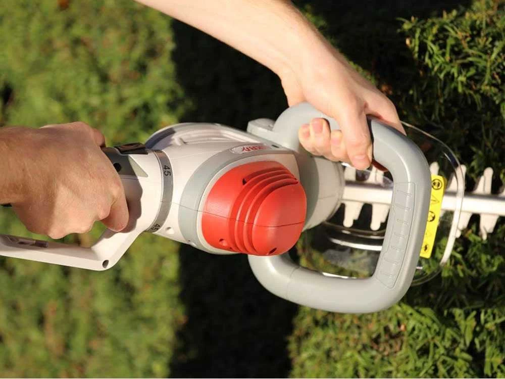 Taille-haie électrique IKRA IHS 600 - Puissance 50V - 600 W Avec Lamier De 55 Cm 6 Taille-haie électrique IKRA IHS 600 - Puissance 50V - 600 W Avec Lamier De 55 Cm – Image 4