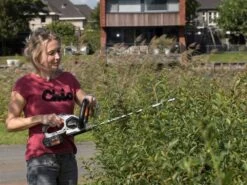 Taille-haies électrique à Batterie Batavia - Lame De 51 Cm En Acier - SANS BATTERIE NI CHARGEUR 29 Taille-haies électrique à Batterie Batavia - Lame De 51 Cm En Acier - SANS BATTERIE NI CHARGEUR -Motofaucheuse Soldes taille haies lectrique batterie batavia lame de 51 cm en acier sans batterie ni chargeur taille haies lectrique batterie batavia 32934 5 1644399273 IMG 62038aa926c68