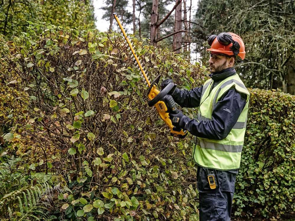 Taille-haies électrique à Batterie DEWALT DCMHT563P1-QW - Lame De 55cm - Batterie 18V 5Ah 6 Taille-haies électrique à Batterie DEWALT DCMHT563P1-QW - Lame De 55cm - Batterie 18V 5Ah – Image 4