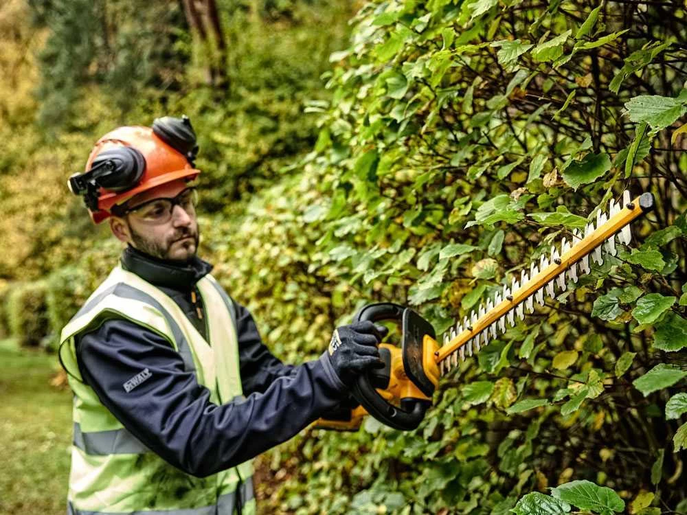 Taille-haies électrique à Batterie DEWALT DCMHT563P1-QW - Lame De 55cm - Batterie 18V 5Ah 9 Taille-haies électrique à Batterie DEWALT DCMHT563P1-QW - Lame De 55cm - Batterie 18V 5Ah – Image 7