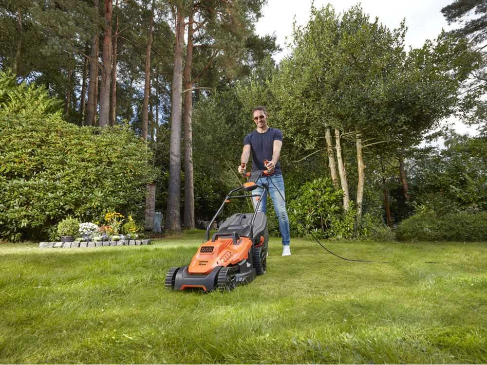 Tondeuse à Gazon électrique Black & Decker BEMW471ES-QS - Largeur De Lame 38 Cm, 1600W 5 Tondeuse à Gazon électrique Black & Decker BEMW471ES-QS - Largeur De Lame 38 Cm, 1600W – Image 3