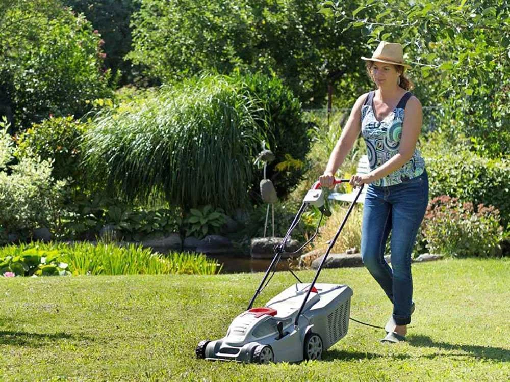 Tondeuse électrique 1400W IKRA IERM 1434 - Bac De 35 L + éjection Postérieure - 34 Cm 12 Tondeuse électrique 1400W IKRA IERM 1434 - Bac De 35 L + éjection Postérieure - 34 Cm – Image 10