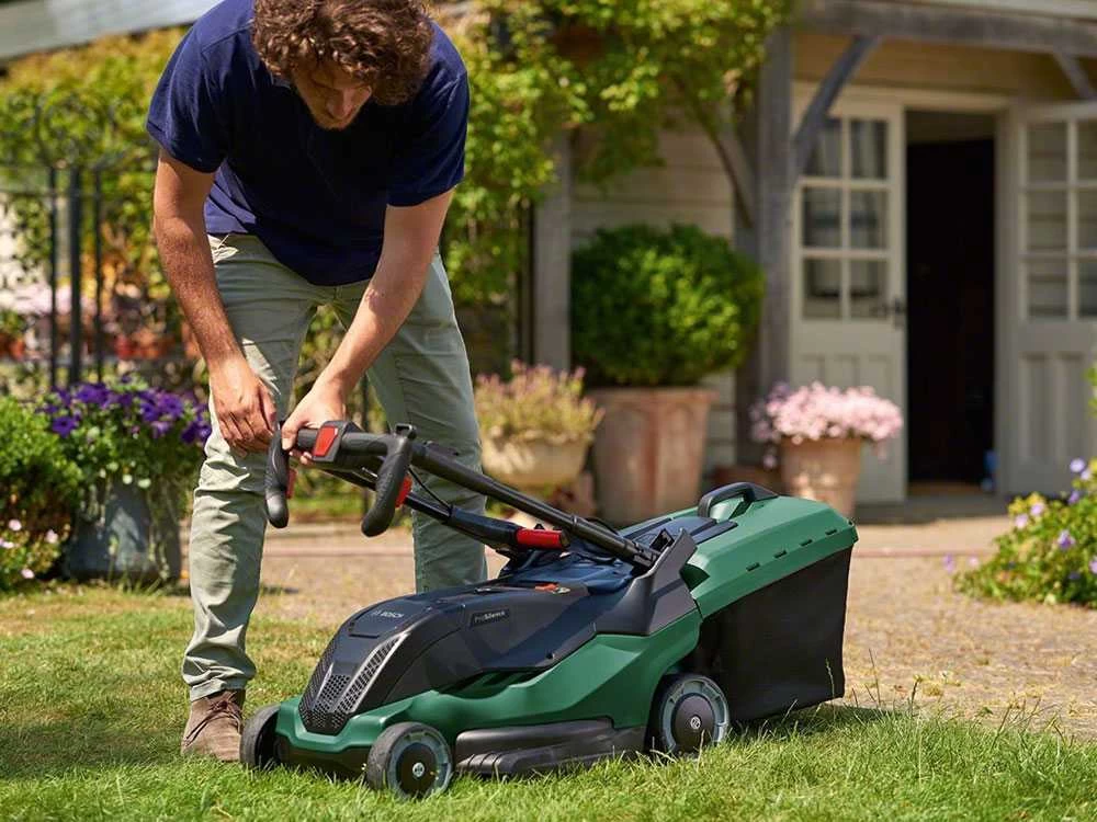 Tondeuse électrique à Gazon 1700W BOSCH AdvancedRotak 750 - Avec Lame De 45 Cm - Sac 50L 11 Tondeuse électrique à Gazon 1700W BOSCH AdvancedRotak 750 - Avec Lame De 45 Cm - Sac 50L – Image 9