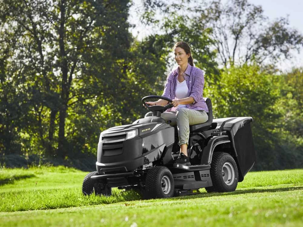 Tracteur Tondeuse Alpina AT4 84 HA - Bac De Ramassage - Boîtier Hydrostatique - Moteur STIGA ST 400 4 Tracteur Tondeuse Alpina AT4 84 HA - Bac De Ramassage - Boîtier Hydrostatique - Moteur STIGA ST 400 – Image 2