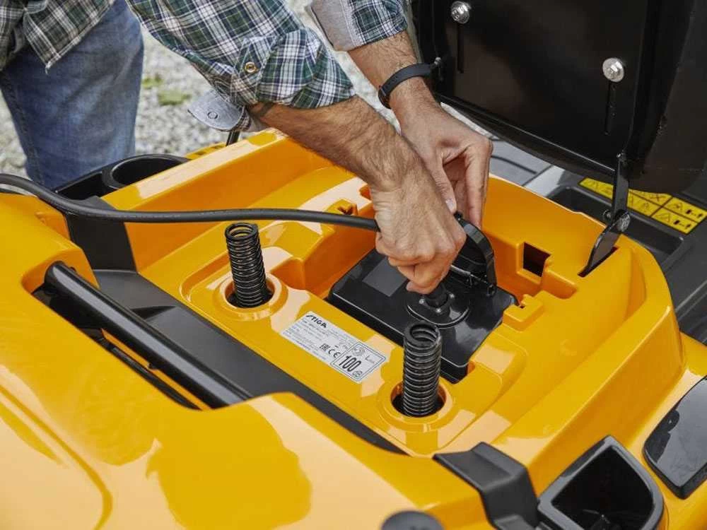 Tracteur Tondeuse à Batterie Stiga Tornado 7108e - Moteur électrique à Batterie 48V/64Ah - éjection Latérale 19 Tracteur Tondeuse à Batterie Stiga Tornado 7108e - Moteur électrique à Batterie 48V/64Ah - éjection Latérale – Image 17